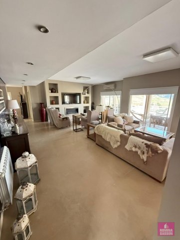 Casa 3 dorm, 330m² con pileta y quincho — Country Valle Escondido