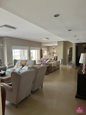 Casa 3 dorm, 330m² con pileta y quincho — Country Valle Escondido