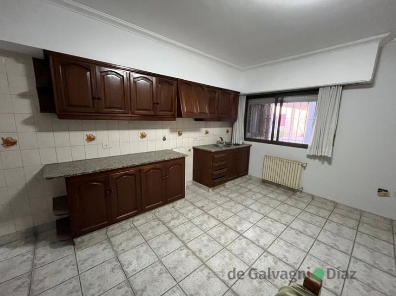 Casa 3 dorm, 180m² con garaje y patio — Semicéntrica