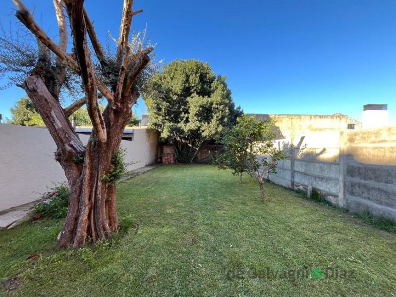 Casa 3 dorm, 180m² con garaje y patio — Semicéntrica