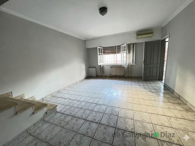 Casa 3 dorm, 180m² con garaje y patio — Semicéntrica