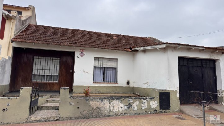 Casa 2 dorm, lote 10x59,95m² a reciclar — Artigas 200