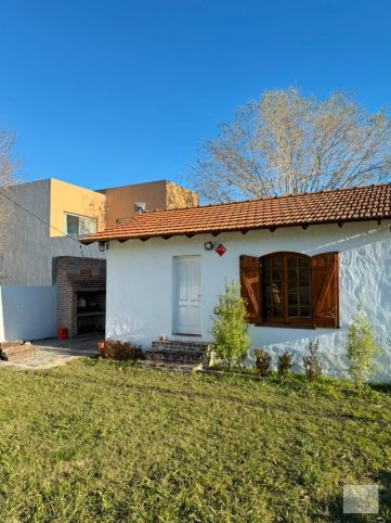 Casaquinta 1 baño, 50m² con cochera — Juan Manuel de Rosas