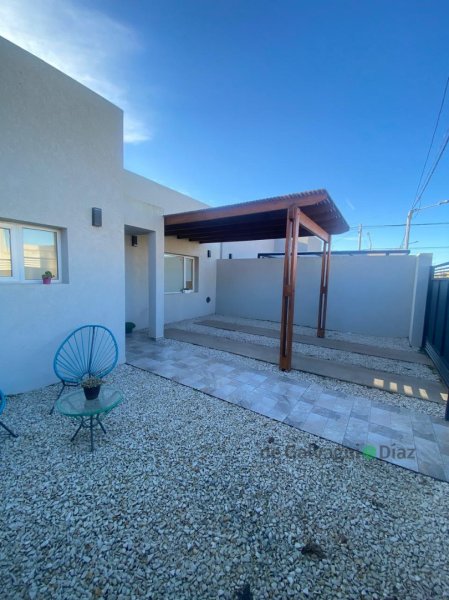 Casa en Venta LAPRIDA 2419, 2 dorm, 1 baño, garage, lote 8x32