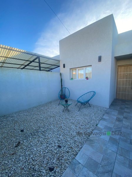 Casa en Venta LAPRIDA 2419, 2 dorm, 1 baño, garage, lote 8x32
