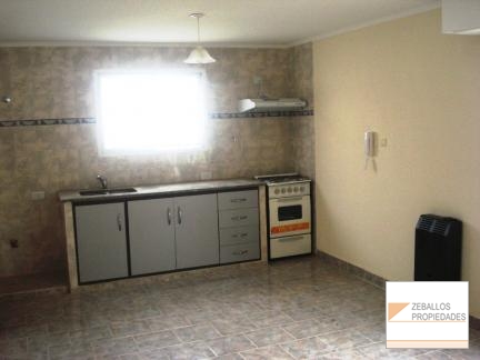 Depto 1 dorm, 45m² en planta baja con cochera y parrilla