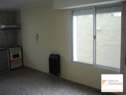 Depto 1 dorm, 45m² en planta baja con cochera y parrilla