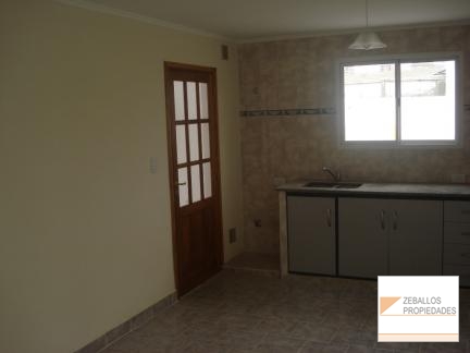 Depto 1 dorm, 45m² en planta baja con cochera y parrilla