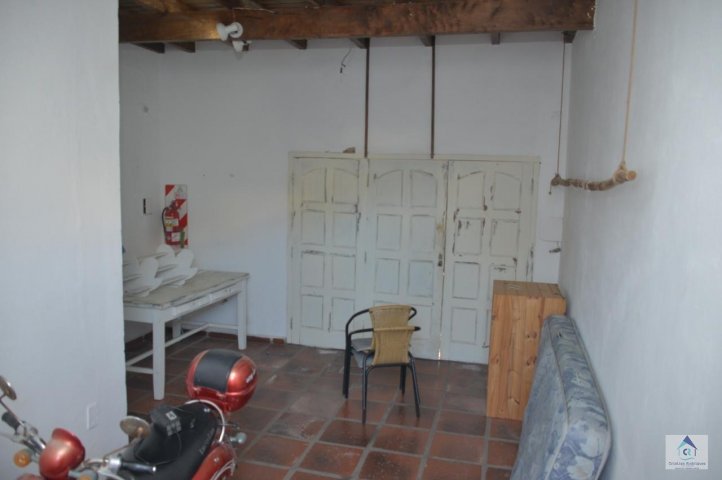 Casa semicentrica en venta!!!! Cuatro habitaciones, 4 baños, cochera cubierta