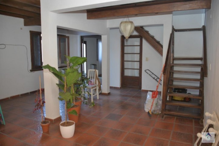 Casa semicentrica en venta!!!! Cuatro habitaciones, 4 baños, cochera cubierta