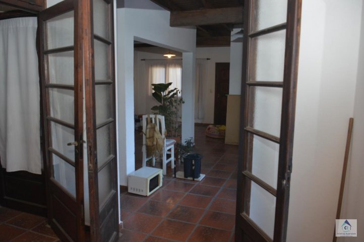 Casa semicentrica en venta!!!! Cuatro habitaciones, 4 baños, cochera cubierta