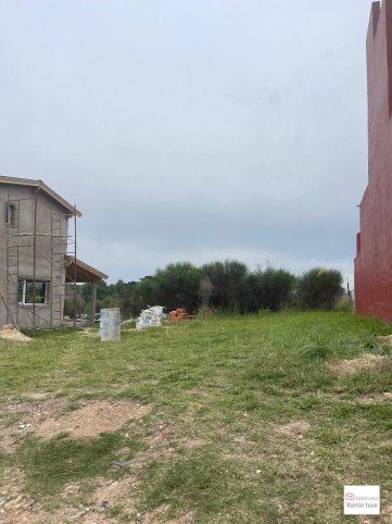 Lote en venta 111m² en Los Álamos y Scavini, todos los servicios