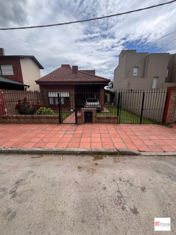 Casa 3 dorm, 140m² con garage — Fernandez de la Cruz