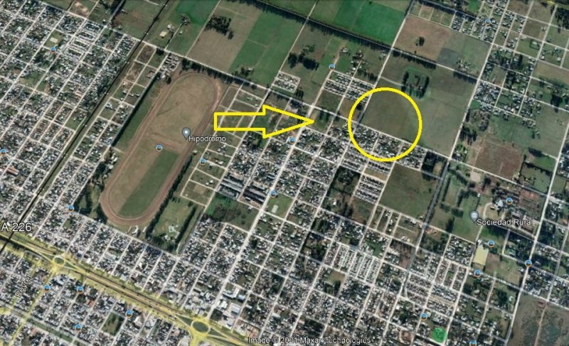 Lote en venta 996m² sobre avenida con todos los servicios