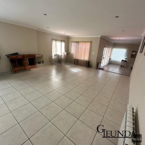 Casa 3 dorm, 250m² en Bo. Golf con cochera