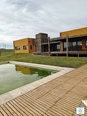 Casa 2 dorm, 200m² en la sierra con piscina