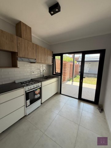 Casa en Venta 2 Habitaciones, 2 Baños, Patio, Semicentrica