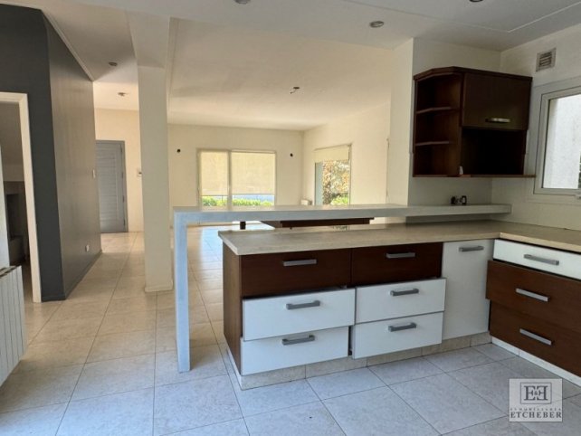Casa 3 dorm, 247m² en Country Sierras del Tandil