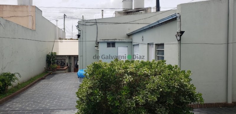 Casa 4 dorm, 250m² con garage — Irigoyen entre Montevideo y Pellegrini