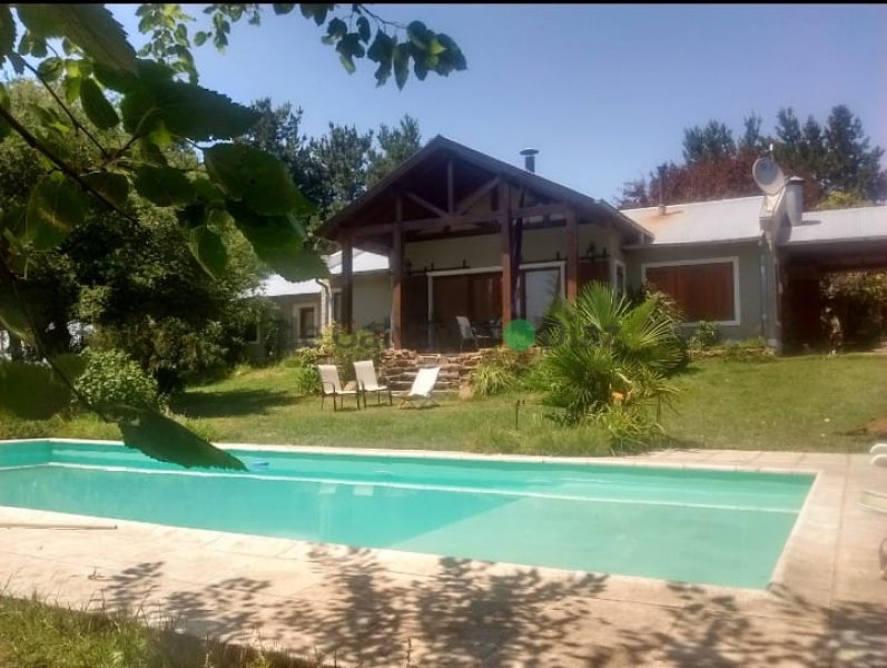 Casa 3 dorm, 180m² con pileta y parque — Centinela Ronca