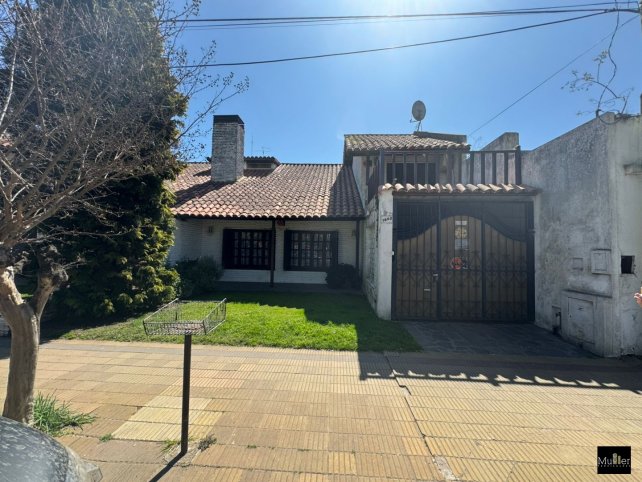 Casa 3 dorm, 3 baños, con pileta y garage — Pinto 1600