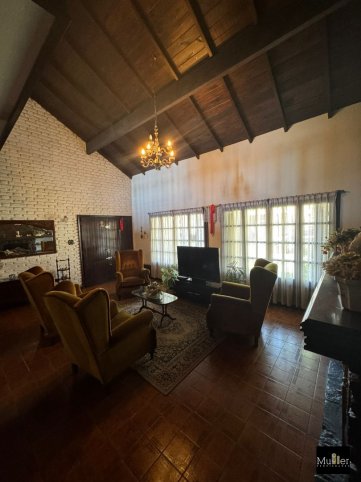 Casa 3 dorm, 3 baños, con pileta y garage — Pinto 1600