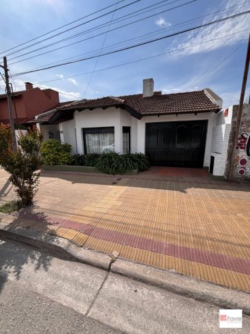 Casa 3 dorm, 220m² con garage — 25 de Mayo