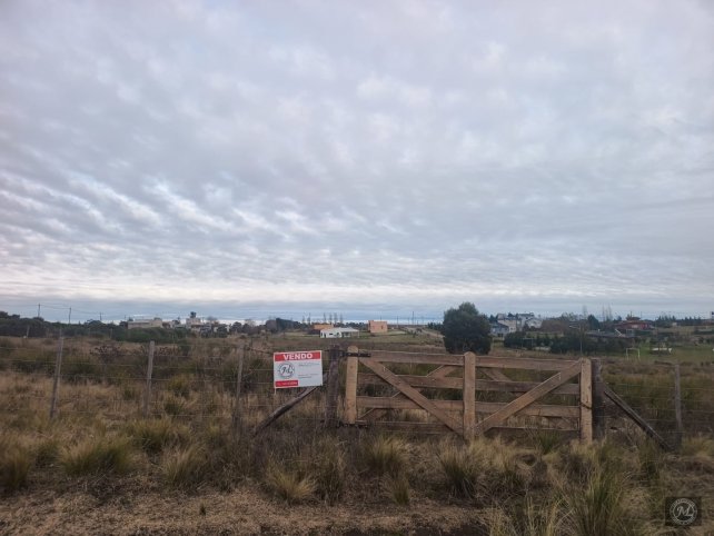 Lote en venta 350m² con servicios — Picheuta y Bolivia