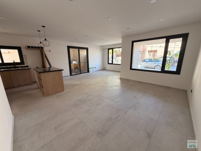 Casa moderna 3 dorm, 160m² con parque — Pinto al 1700