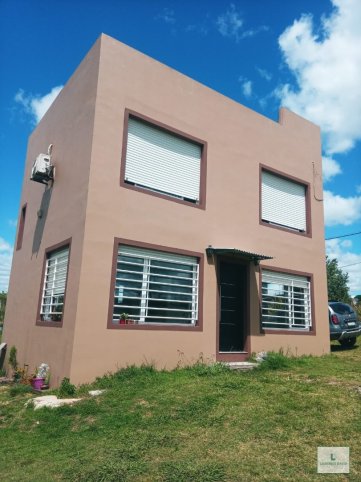 Casa en dos plantas, 83m², 2 dorm, 2 baños — Zona la porteña