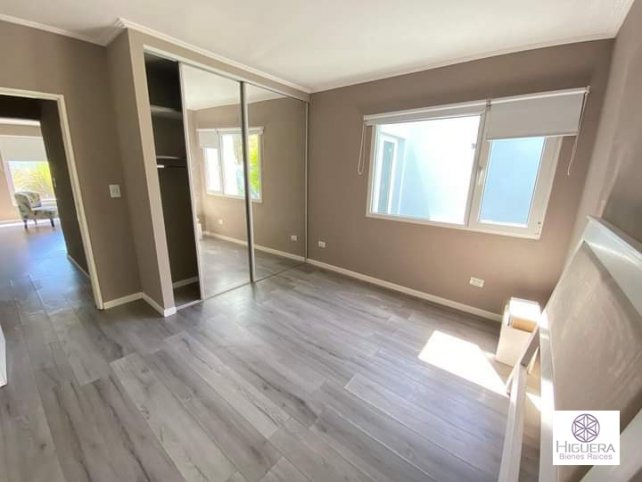 Casa 3 dorm, 138m² en Barrio Cerrito con entrada para dos autos
