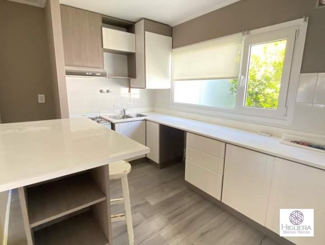Casa 3 dorm, 138m² en Barrio Cerrito con entrada para dos autos