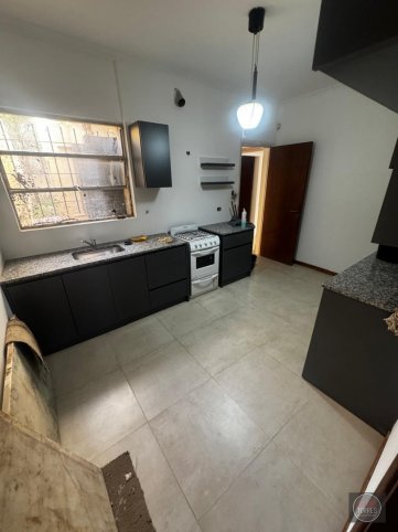 Casa semicéntrica de 4 dormitorios, 245m² — Garibaldi al 1000