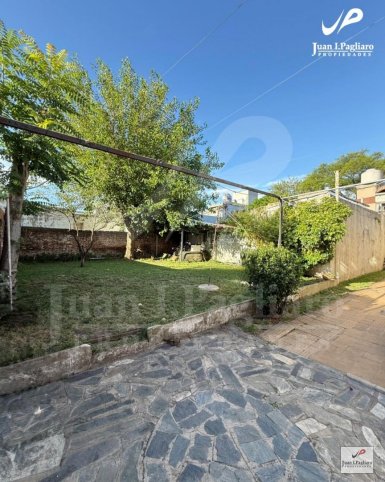 Casa 2 dorm, 140m² con garage — Fte. Independencia y Av. Avellaneda