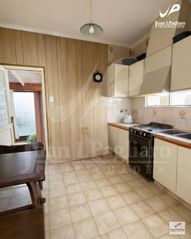 Casa 2 dorm, 140m² con garage — Fte. Independencia y Av. Avellaneda