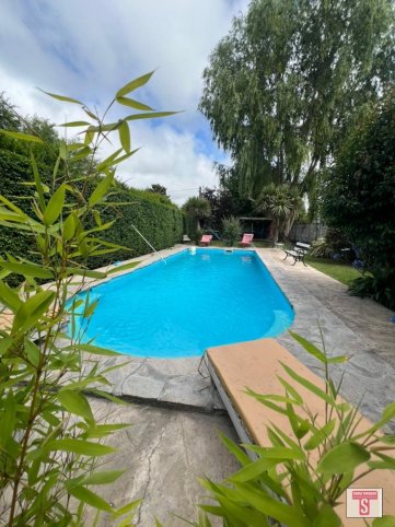 Casa 2 dorm, 105m² con piscina y parque — Ameghino