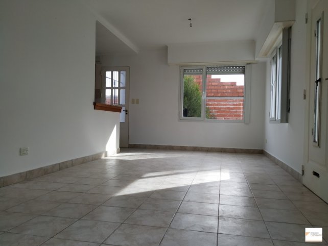 VENTA, CASA 3 AMBIENTES, 2 BAÑOS. PATIO. UNCAS
