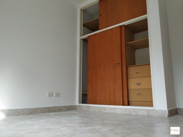 VENTA, CASA 3 AMBIENTES, 2 BAÑOS. PATIO. UNCAS