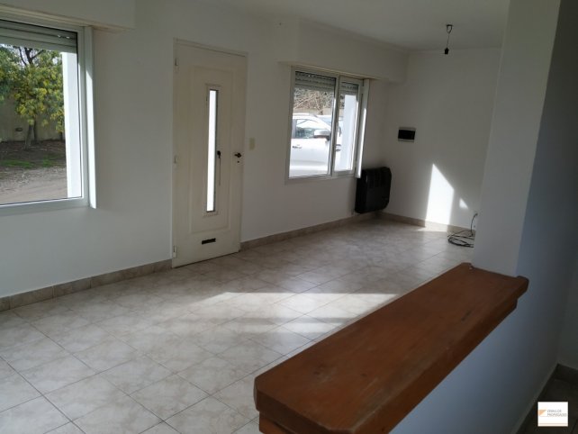 VENTA, CASA 3 AMBIENTES, 2 BAÑOS. PATIO. UNCAS