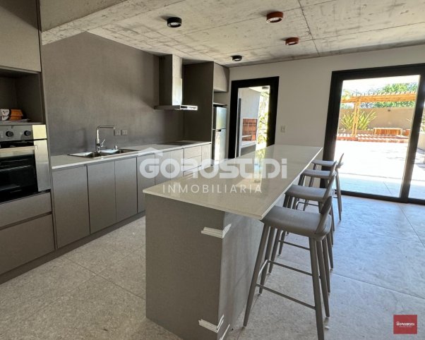 Depto 2 dorm, 120m² con cochera y balcón — Planta baja