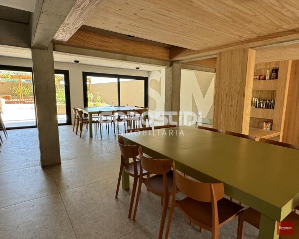 Depto 2 dorm, 120m² con cochera y balcón — Planta baja