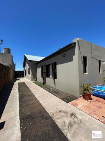 Casa 3 dorm, 111m² con galpón y patio — Nigro 700