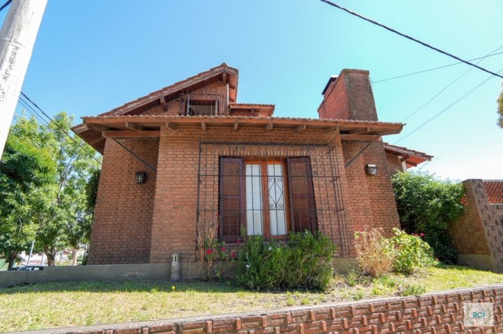 Casa en Venta Alvear 498, 202m², 4 dorm, 2 baños, garage