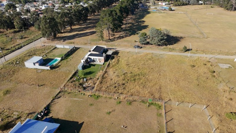 Lote en venta de 693m² en Labarden entre Jurado y Cuba