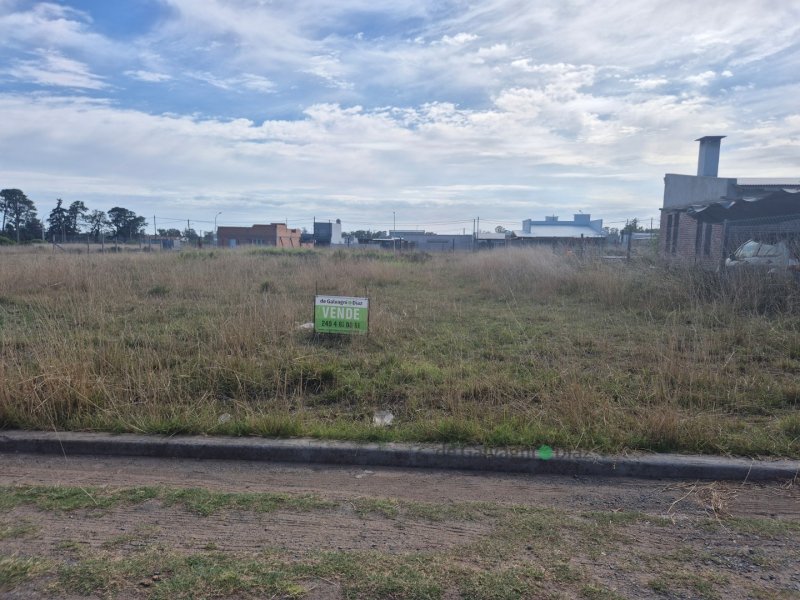 Lote en venta de 693m² en Labarden entre Jurado y Cuba