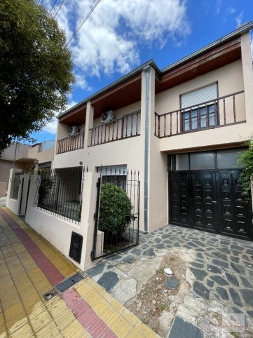 Casa Venezuela - 250m2, 3 dormitorios, 3 baños, 2 garages, con pileta