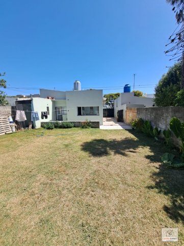 Casa en Montiel 227, 2 dorm, 80m², garage, amplio lote