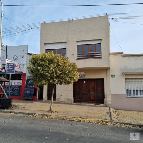 Casa en 3 pisos, 100m², 2 dorm, 1 baño, con garage — Av. Rivadavia 22