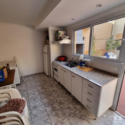 Casa en 3 pisos, 100m², 2 dorm, 1 baño, con garage — Av. Rivadavia 22