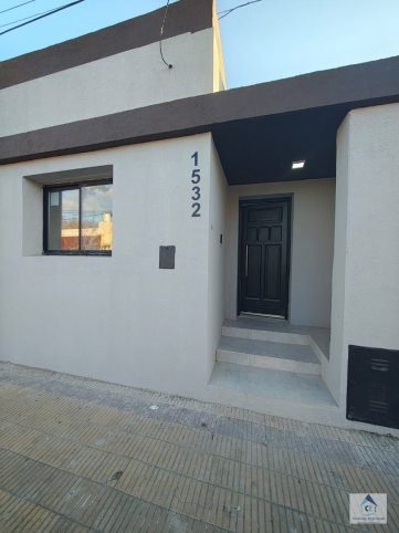Casa en venta, 2 dorm, 2 baños, garage — Semicéntrica